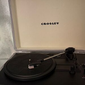 Crosley Houndstooth record player with Blue Tooth capacity